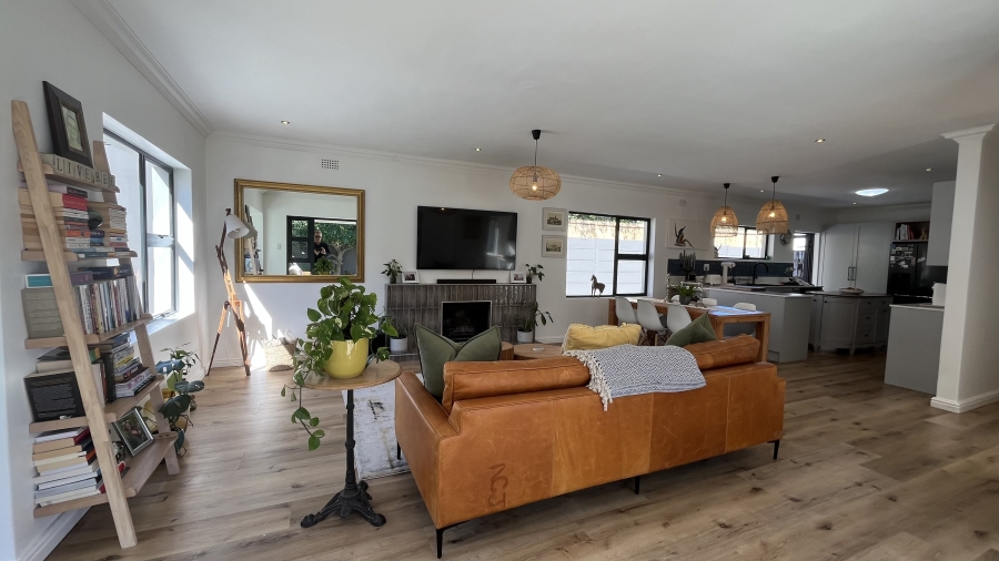 5 Bedroom Property for Sale in Clovelly Western Cape